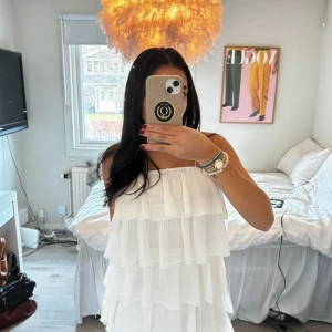 Vit volangklänning - en jättegullig vit vollangklänning❤️❤️ köptes second hand så vet tyvärr inte var den kommer ifrån! perfekt nu till midsommar🥰