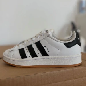  CAMPUS 00s J  - Klassiska Campus sneakers i vitt skinn. Använda fåtal gånger, bra skick!🤍 storlek 38. 370kr vid snabb & smidig affär🩵