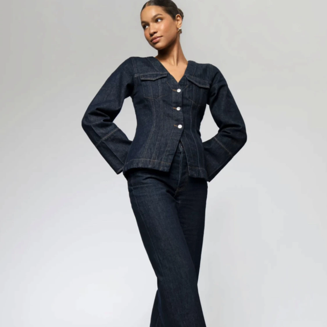 Mörkblå figursydd jeansjacka