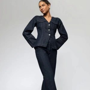 Mörkblå figursydd jeansjacka - Säljer en mörkblå figursydd jeansjacka från ginatricot! Endast använd 1 gång 🤍