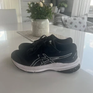 Asics löparskor - Löparskor från Asics i utmärkt skick. Modellen heter Gt-1000. Kolla gärna in mina andra annonser. Det finns just nu möjlighet till fri frakt under en begränsad tid! Man får med en gåva!