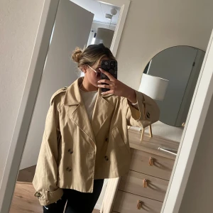 Beige  trenchcoat  - Säljer en beige  trenchcoat från Hm. Jackan har långa ärmar med spänne vid ärmslut och två fickor framtill. Passformen är perfektt🌸🌸