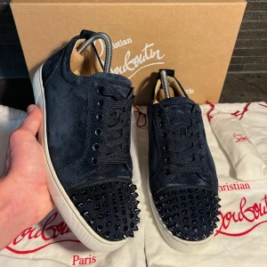 Navy Christian Louboutin - Säljer dessa ovanliga och eftertraktade Louboutin skorna i Navy färg. Storlek är 40,5 sitter som 41-42. Skick otroligt bra 9/10. Givetsvis äkta tillbehör/og box, dustbags, extra snören, extra nitar otroligt ovanligt, nypris 10’000kr OBS säljs endast till rätt pris inga skambud tack