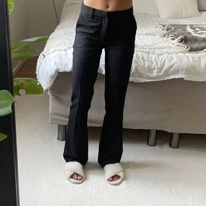 Svarta randiga kostymbyxor BikBok - BikBok kostymbyxor i stl. 38. Svarta med vita ränder, har en klassisk rak passform och midja. Sparsamt använd, inga defekter ☺️Obs; första är en lånad bild och motsvarar inte storleken