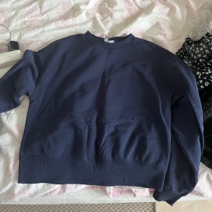 Mörkblå sweatshirt i bomull - En basic mörkblå sweatshirt med rund hals och långa ärmar. Tröjan är från hm i storlek xs