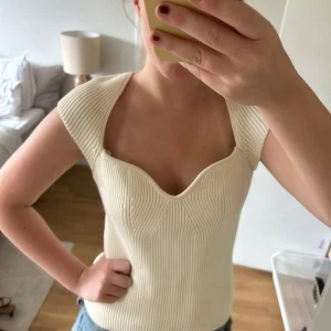 Ribbad topp  - Säljer denna ribbade topp från Hm. Använd 1 gång så i nyskick ❤️