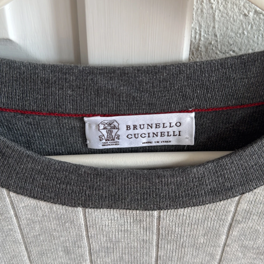 Grå randig pikétröja Brunello Cucinelli - 1