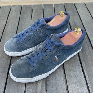 Ralph Lauren skor - Ralph Lauren skor i mocka i använt skick. Mockan är lite torr o sulan har en liten skada, inget man märker av. Nypris: 1595 | Mitt pris: 229kr | Har du några frågor är de bara att fråga på. 