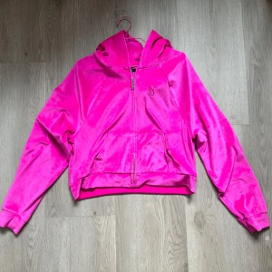 Rosa velourjacka från Victoria's Secret - Supermjuk zip up hoodie i starkt rosa velour från Victoria's Secret. Jackan har broderad VS-logga på bröstet. 