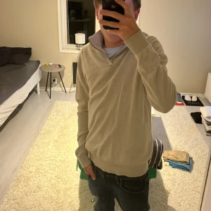 Beige stickad half zip från Jack & Jones - beige stickad tröja från Jack & Jones med half zip-dragkedja i halsen. Tröjan har ribbade muddar och en relaxed passform inga defekter på tröjan. Priset går själv klart att diskutera😊