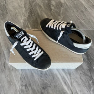 Golden Goose skor  - Golden Goose skor  -  Skick: Grymt skick  -  Nypris: 5000kr  -  Ingår: Golden Goose dustbag  -  Hör av dig vid minsta fråga☺️
