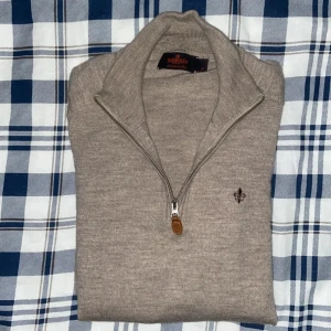 100% Merinoull Morris Halfzip - Skick: 8.5/10, använd lite men inga defekter | Storlek M men passar mer som S och lite XS, modellen är 170 | Pris kan diskuteras!