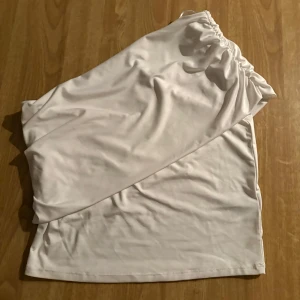Vit topp - Vit topp som aldrig använts, perfekt till sommar