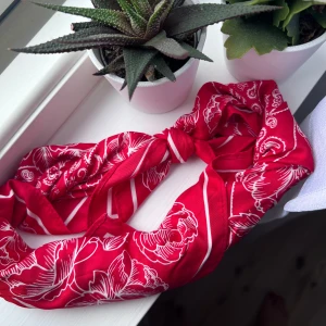 Röd/vit-blommig bandana - Snygg röd/vit bandana från H&M. Tillverkad i mjuk polyester som känns lätt och smidig att bära runt halsen eller i håret.