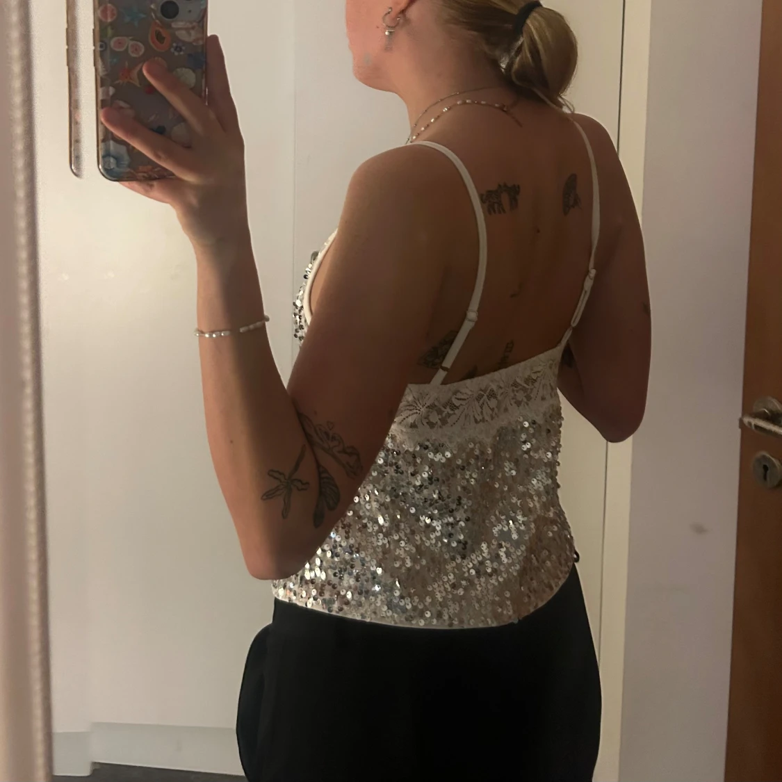 Glittrig silvertopp med spetsdetaljer - 1