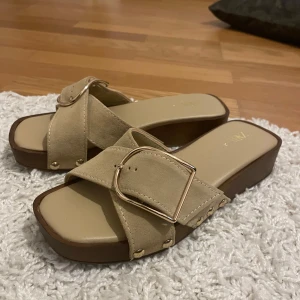 Sandaler/klackar från Zara💕 - Snygga sandaler från Zara i beige mocka💕 såå fina men har aldrig kommit till användning✨ Storlek 37🩷så fina inför sommaren☀️ Aldrig använda så de är i fint skick. Det är även lite klack i hälen! Supersnyggt!! Bara att skriva om ni vill ha fler bilder eller om ni har frågor🩷