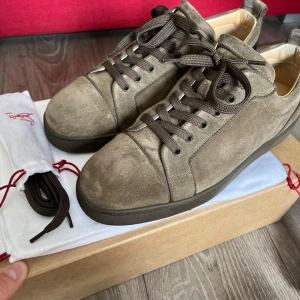 Bruna mockasneakers från Louboutin - Snygga sneakers från Christian Louboutin i grön mocka med matchande gröna snören. Nypris 8500kr. Bra skick!! Dessa skor är för dig som gillar exklusiva och klassiska sneakers! Hör gärna av er!😃
