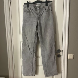 Gråa straight jeans från Gina Tricot - Säljer ett par gråa jeans från gina tricot som jag inte använder längre i storlek 34!