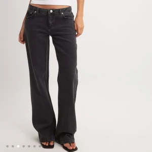 Lågmidjade svarta vida raka jeans - Svarta lågmidjade jeans från NAKD! Aldrig använda pga att de var för stora när jag beställde dem! Originalpris 699:-