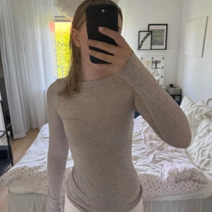 Kashmirtröja från Intimissmi  - Säljer denna beige/gråa populära kashmir tröjan från Intimissmi i storlek S. Har använt den ett fåtal gånger då jag känner att färgen inte riktigt passar mig. Skriv för frågor 💕kolla på sista bilden för att se färgen bäst. 