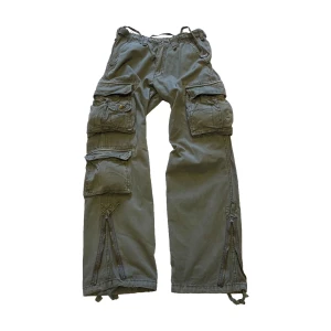 vintage solblekta abercrombie cargos - bra begagnat skick, allmänt slitage men inga större defekter. justerbar midja och benöppning.