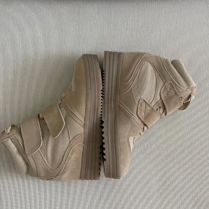 Beige höga sneakers  - Snygga beige sneakers med högt skaft. Ser ut som Isabel marant skor, dem har aldrig andvänts bara testats, storlek 38 fungerar också till 37, pris kan diskuteras
