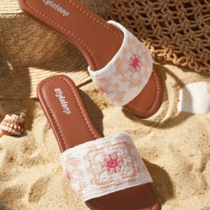 Vita sandaler med virkad blommig detalj - Snygga sandaler  är intresserad av att köpa den eller bara är intresserad så skriv till mig kan tyvärr inte sälja på den här appen