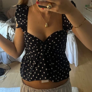 Prickig topp söt - Supersöt mörkblå topp/ blus med vita prickar och volangiga axelband. Supergullig topp som inte kommer till andvändning. Köpte den från Vinted förra sommaren för 280.❣️