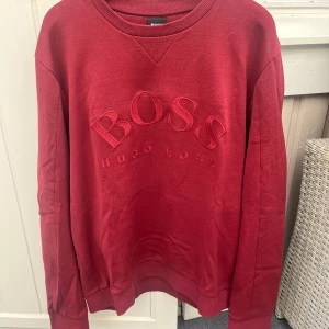 Hugo boss tjocktröja  - Tjocktröja i vinröd från Hugo boss, köpt på johnells. Aldrig använd.
