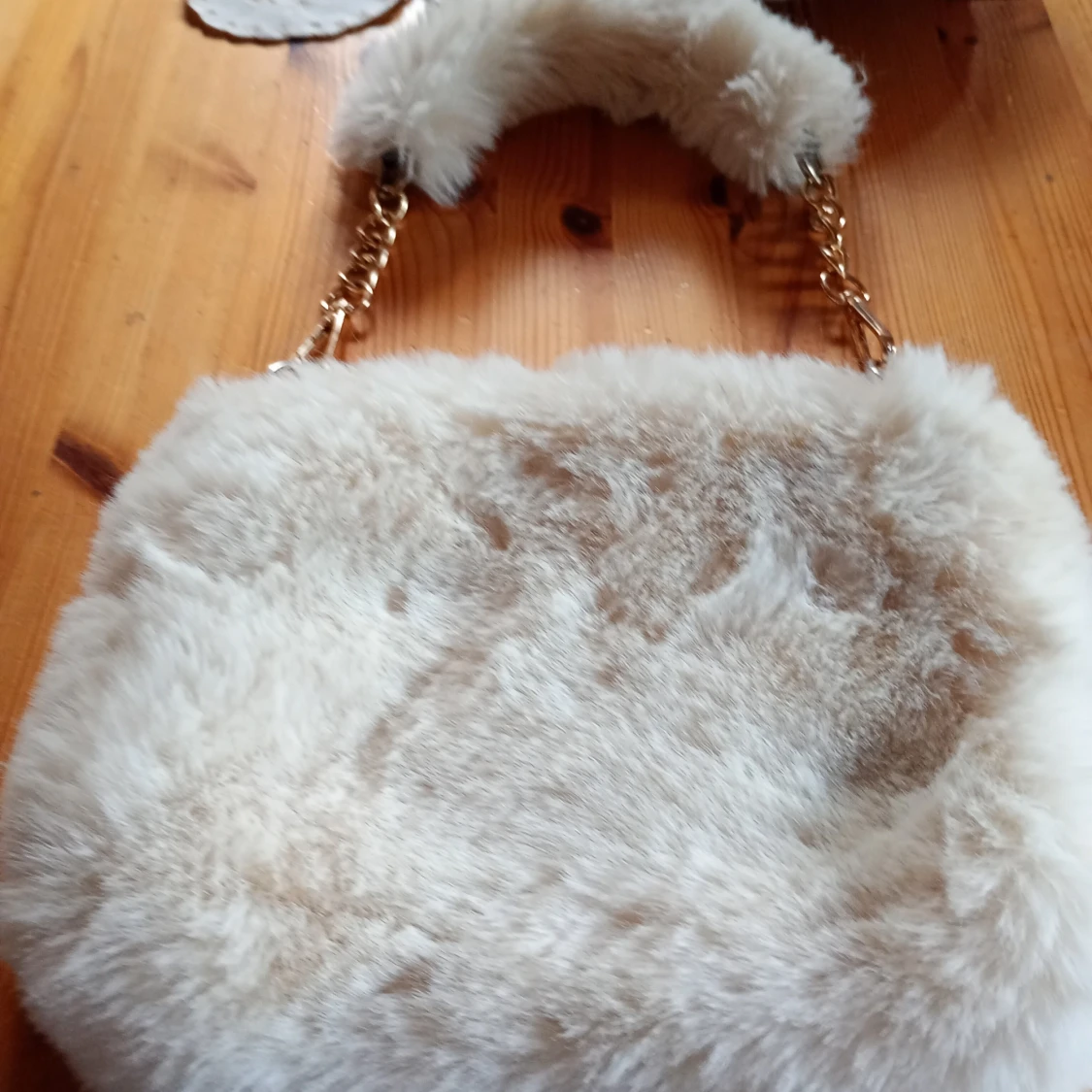 Fluffig beige axelväska med guldkedja - 2