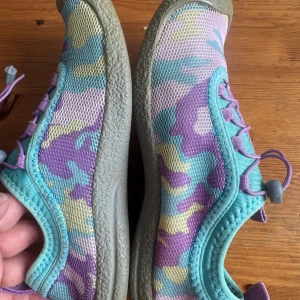 XIANG GUAN, Träning/gym skor, Flerfärgad, storlek 37.5 - Färgglada träning/ gym skor med snörning. Perfekt för lek och aktivitet.