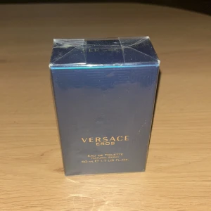 Versace Eros Eau de Toilette 50ml - Flaskan rymmer 50 ml och är en klassisk herrdoft från Versace. Oanvänd och oöppnad förpackning. 