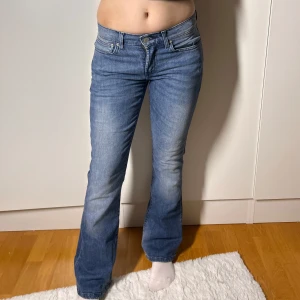 Lågmidjad bootcut jeans vintage Levi’s  - Vintage jeans från Levis. Storlek W28 L32. Men tycker de är något små i storleken och passar därför en 27 bättre. (Se mått) innerbenslängd: 78-79  midjemått:37. Köp sker via köp nu. Jag postar inom 24h. Kvar tills markerad såld 