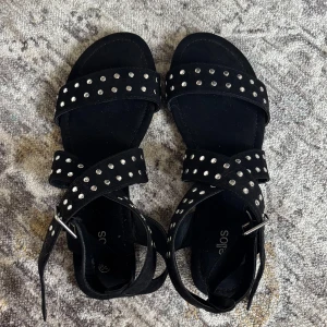 Svarta sandaler med nitar och spänne - Snygga sandaler med nitar perfekt till sommarn! knappt använda