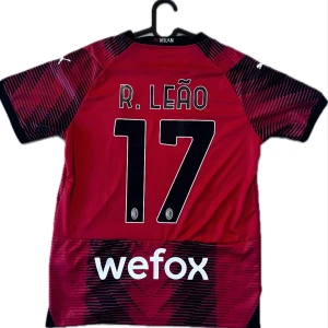 AC Milan R. Leão matchtröja Puma S - AC Milan fotbollströja med R. Leão och nummer 17 på ryggen. Hemmaställ från säsongen 2023/24. Puma-logga på bröst och ärm, samt klubbmärke och sponsortryck. Tröjan är oanvänd pga att den är förstor för mig. Tveka inte på att höra av dig vid frågor!💬👀👀