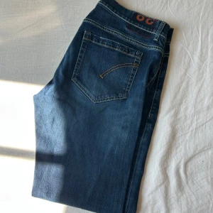 Dondup jeans - Säljer ett par mörkblåa dondup jeans för ett bra pris! Storlek: midja 47cm, längd 100cm. Skick: 8.4/10. Skriv om ni har frågor eller funderingar😊🤝