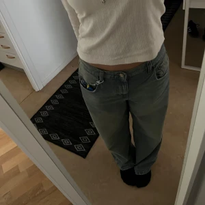 Baggy ljusblå jeans från BDG - Säljer ett par baggy jeans i ljusblå denim från BDG urban outfiters .29W 30 L priset kan diskuteras!!