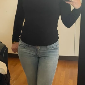 Svart urringad topp - Gullig svart tröja med urringning perfekt som basplagg från BikBok!💞💞Storlek S-M!💕