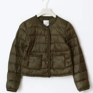 Olivgrön quiltad pufferjacka - Snygg olivgrön pufferjacka med quiltad design och rund halsringning. Jackan har tryckknappar framtill och två praktiska fickor. Perfekt för dig som vill ha en lätt och stilren jacka till höst eller vår. Storlek 158/164 men sitter som en xs! slutsåld!🥰