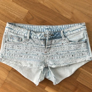 Lowwaist jeansshorts med spets - Ljusblå snygga Lågmidjade jeansshorts med spets och kristaller från Tallyweijl💗Som man ser på ena bilden saknas 2 kristaller men inget som man märker💗 