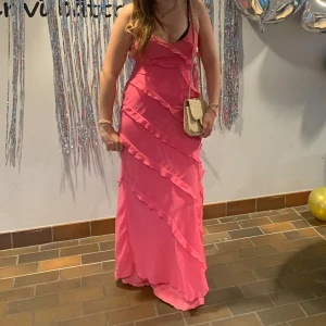 Rosa långklänning med volanger från MNG - Supersnygg rosa långklänning från MNG med volanger! Den är i storlek S/36 och har endast använts en gång💗