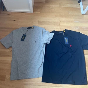 2-pack Polo Ralph Lauren t-shirts - Två klassiska t-shirts från Polo Ralph Lauren, en i grått och en i mörkblått. Båda i storlek S