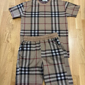 Burberry sommar set - Hög kvalité T-shirt och shorts i storlek S . Storlekar : S , M , L =  går att fixa 