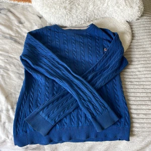 Blå tröja Bondelid  - En sjukt fin sommarig populär tröja från bondelid! Den är i ett skönt material och passar allas stil. Säljer då den inte kommer till användning längre. Den är i strl M men passar även S💕 Den har ett litet hål vid armhålan men det syns knappast! Priset kan såklart diskuteras. Skriv vid minsta fundering💕