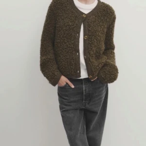 Khaki cardigan massimo dutti - Supermysig khaki teddykofta från Massimo dutti med guldiga knappar framtill. Koftan har lång ärm, rund halsringning och är super skön🥰bara använd 2 gånger och nypris var ungefär 2000 kr om jag minns rätt!