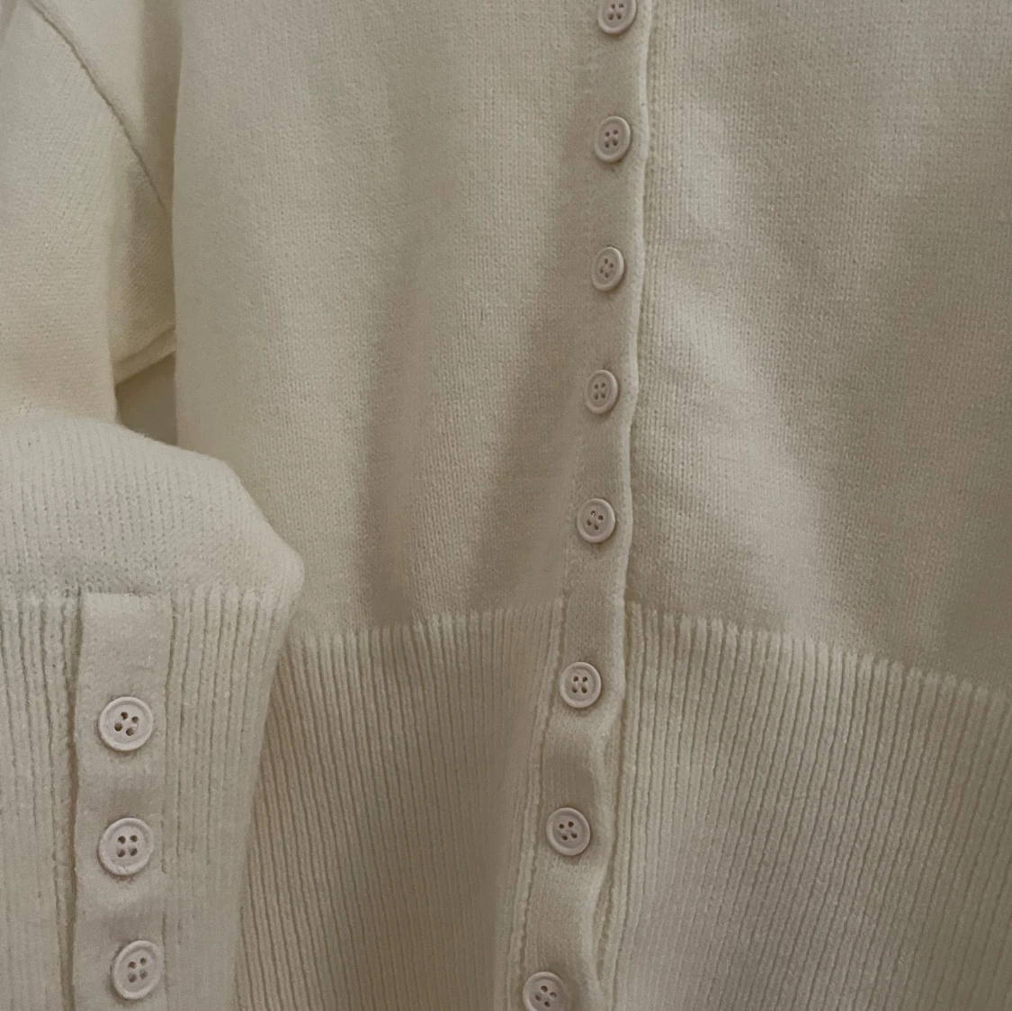 Krämvit kofta med knappar - 3