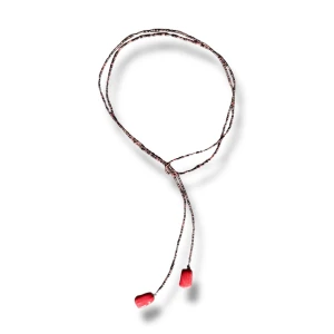 Brun/lila halsband med röda stenar - Unikt halsband med tunna bruna pärlor och två större röda stenar i ändarna. Halsbandet har en knytbar design som ger en cool och avslappnad look. Perfekt för att addera lite färg och personlighet till din outfit. Handgjort!