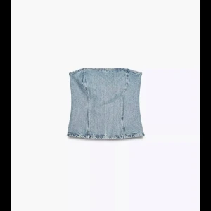 Bandeau topp i denim - Säljer denna toppen från Zara. Den är endast testad. Den är helt ny utan prislapp. 