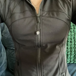 Lululemon define jacket - Säljer denna Lululemon Define jacket i svart, modellen är cropped! Strl 6 men passar mig som har xs! Bra skick!! Har tyvärr inget kvitto men köpte på NK i vintras