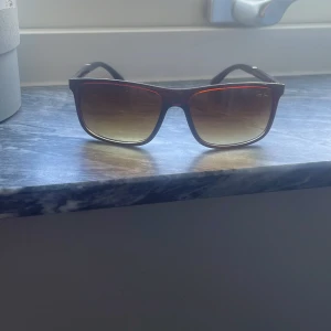 Rayban solglasögon  - Säljer ett par riktigt snygga rayban solglasögon i bra skick